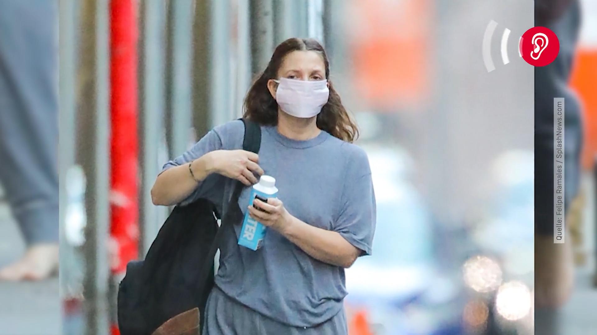 Drew Barrymore läuft barfuß und ohne BH durch New York