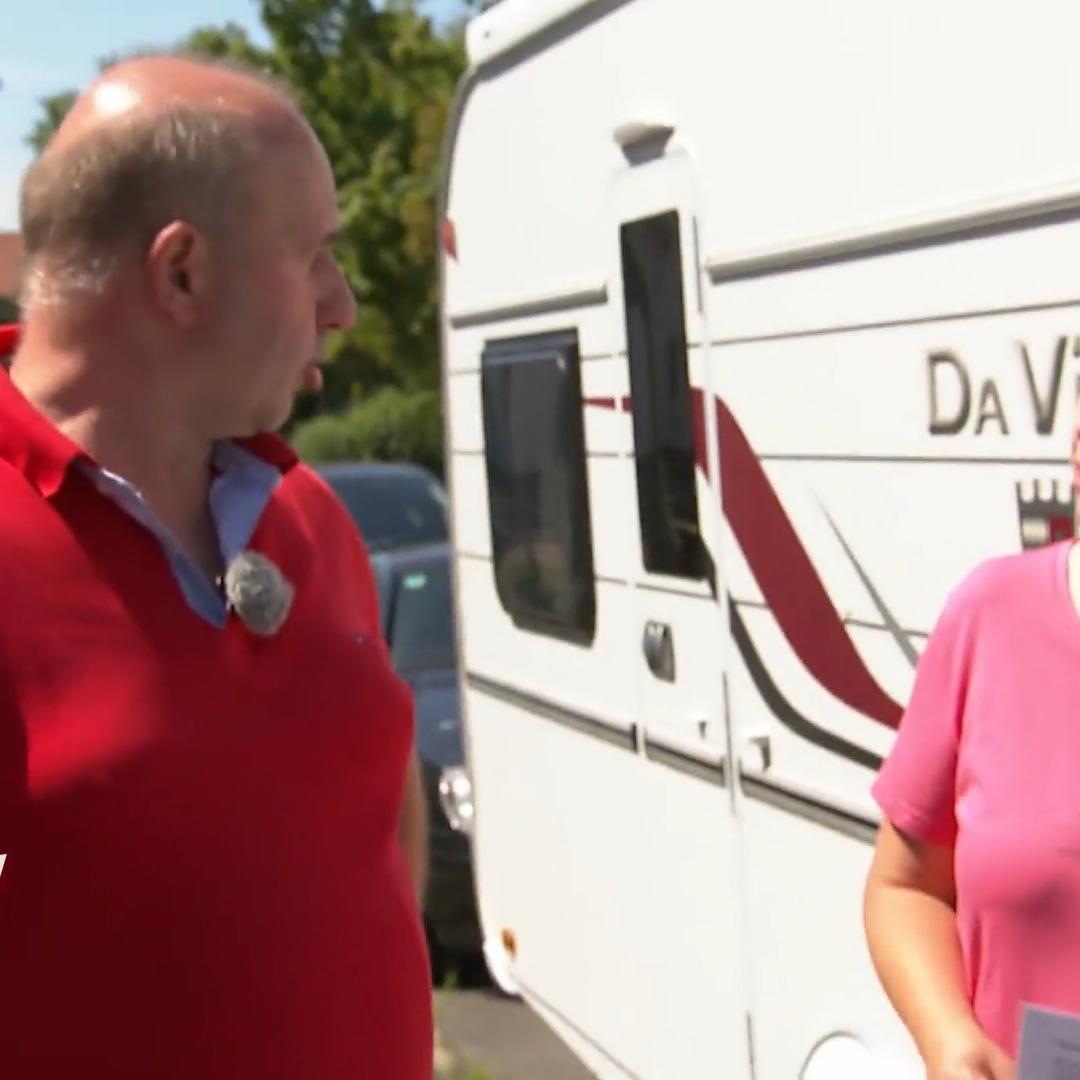 Andreas und Annette bereiten den Wohnwagen vor
