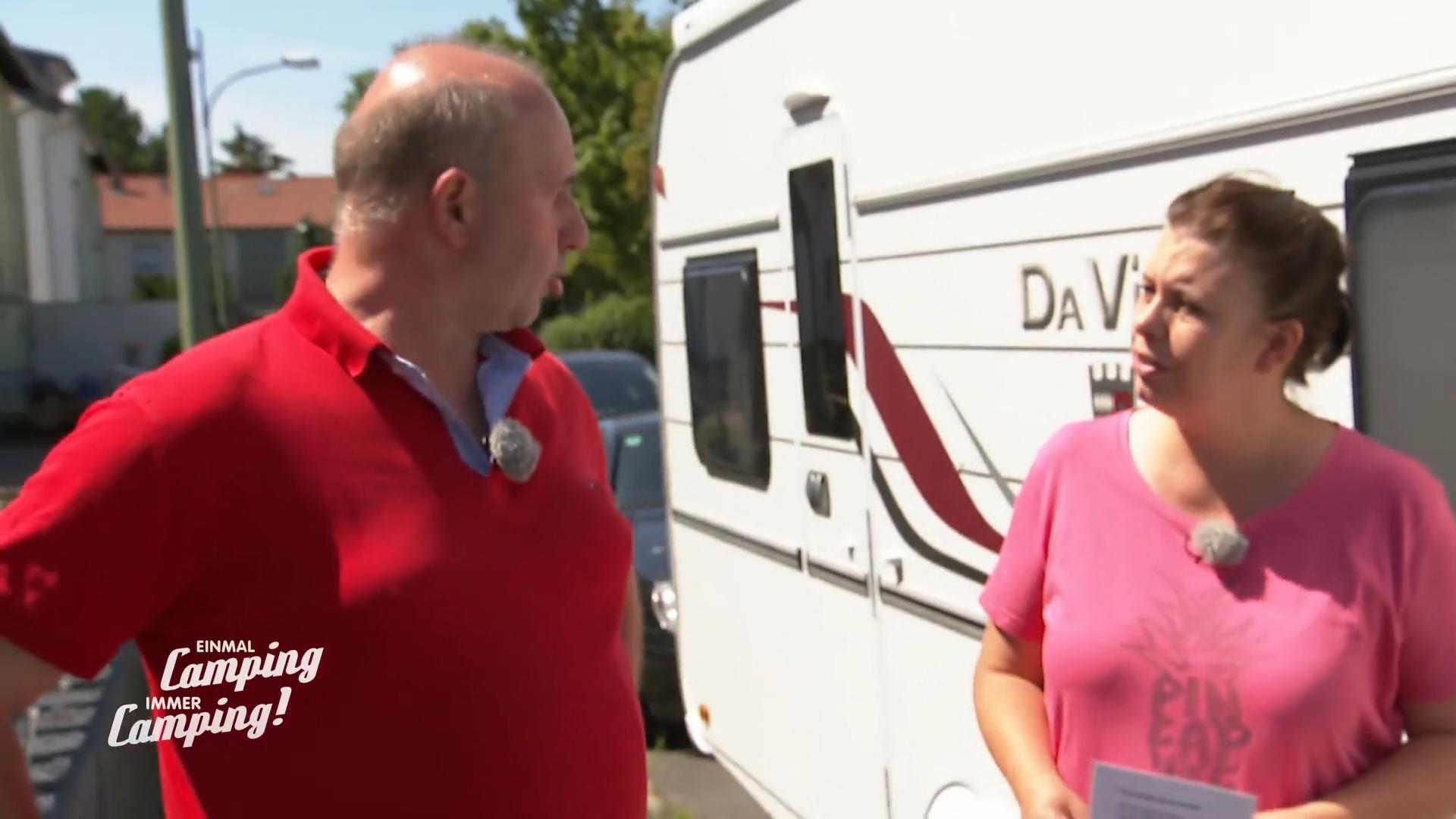 Andreas und Annette bereiten den Wohnwagen vor