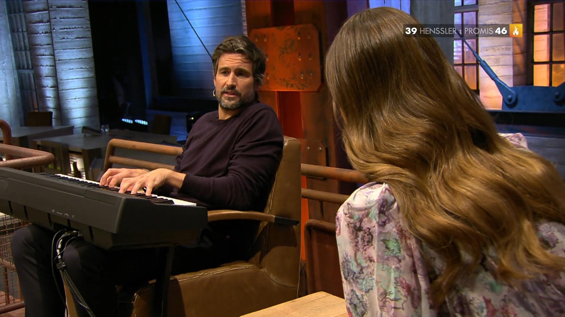 Tom Beck begeistert bei "Grill den Henssler" alle am Klavier