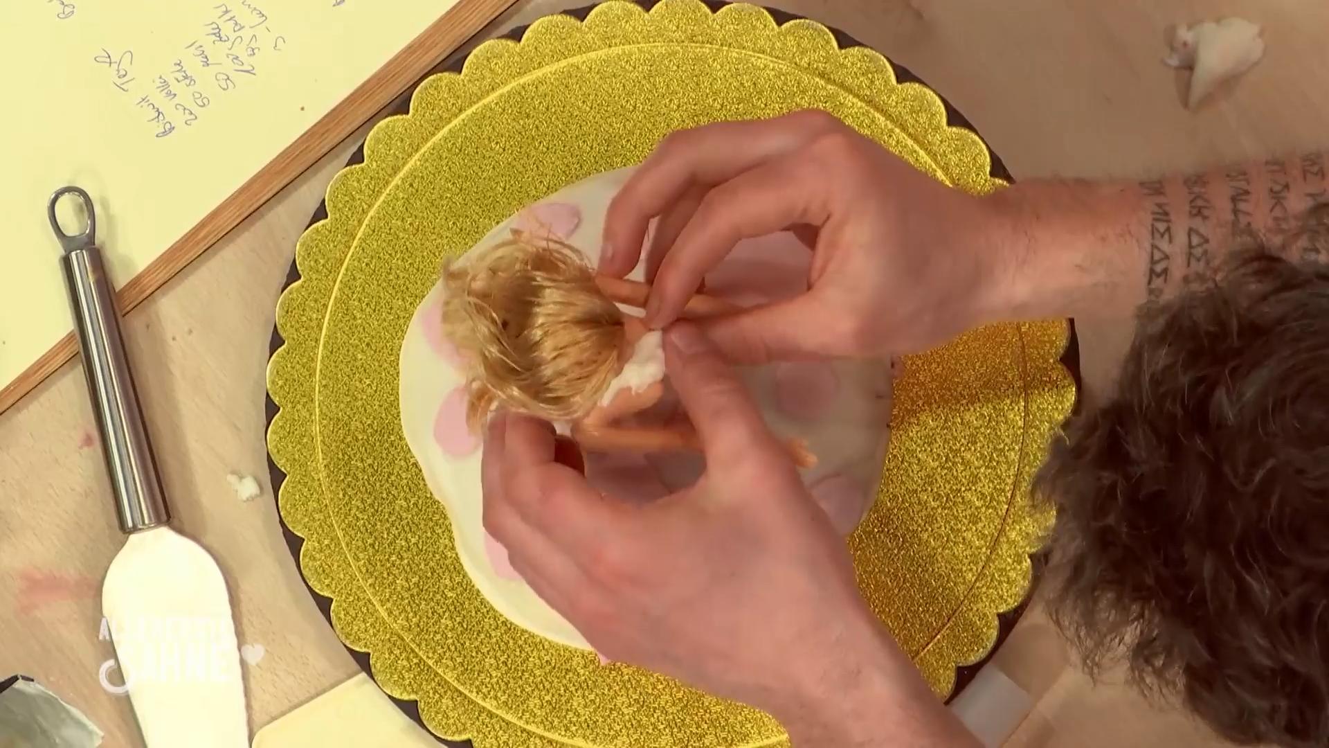 Jetzt bekommt die Barbie-Torte ihren Feinschliff