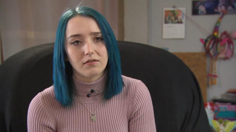 Antonia präsentiert ihren Song für JayJay Jackpot (†32)