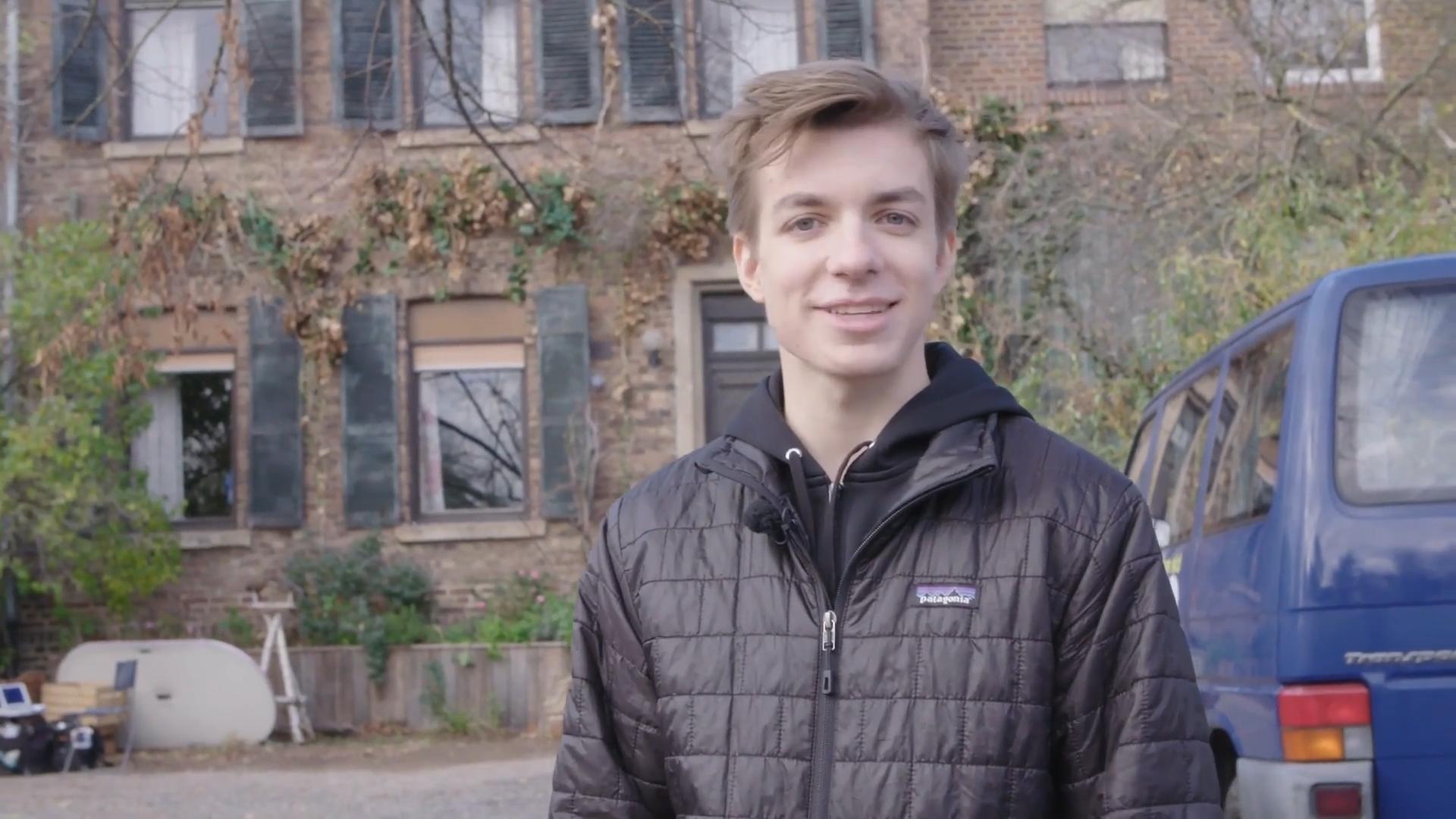 Nick Julius Schuck am Set von "Tonis Welt"
