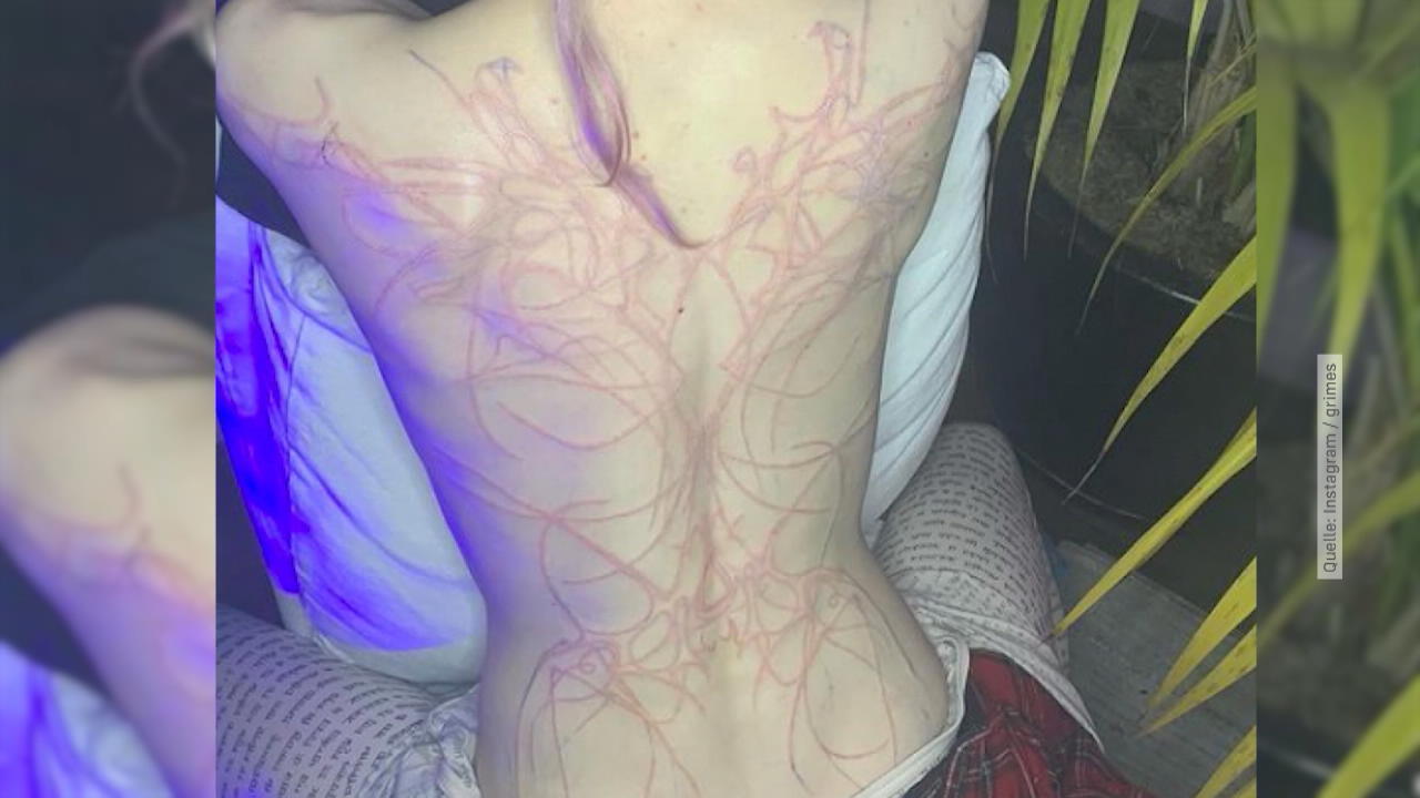 Sängerin Grimes überrascht mit Tattoo