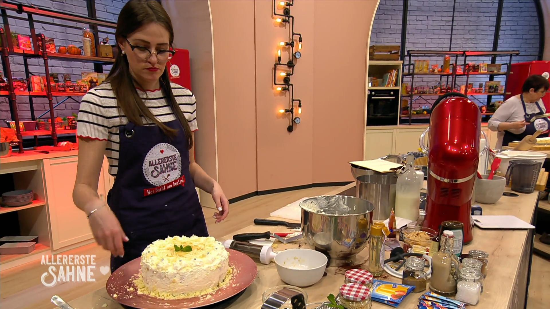 Die Wickel-Rhabarbertorte muss in Form gebracht werden