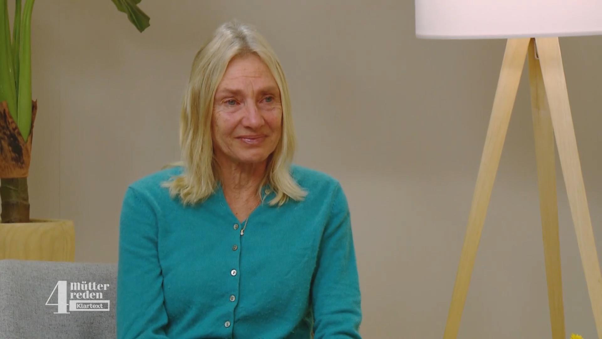 Sabina ist sehr von den Worten der anderen Mütter ergriffen