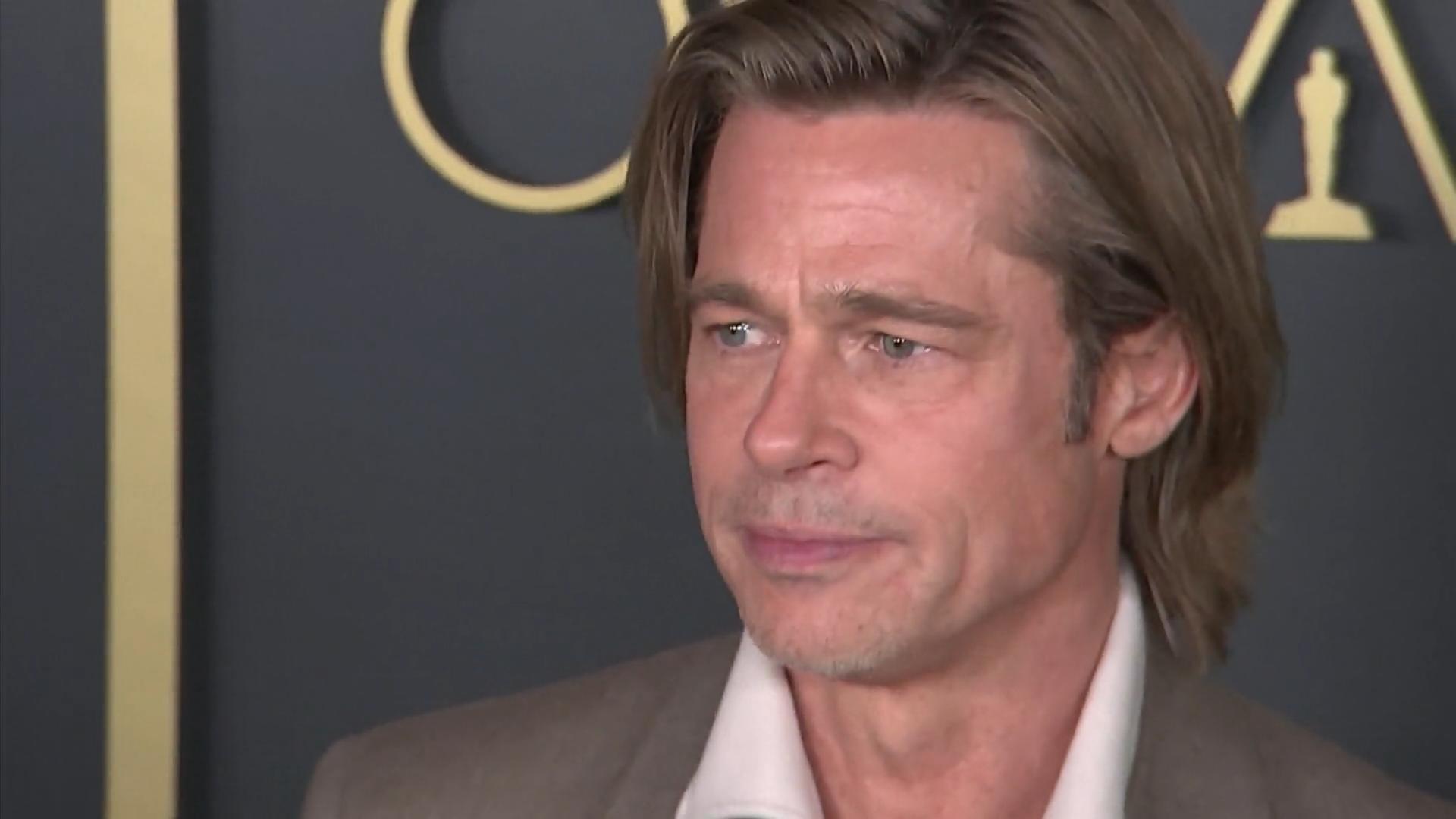 Brad Pitt sitzt im Rollstuhl
