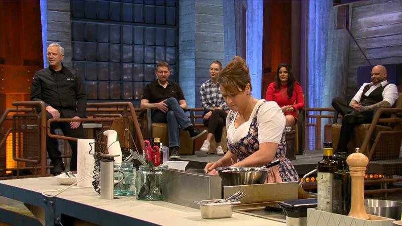 Martina bereitet die Vorspeise