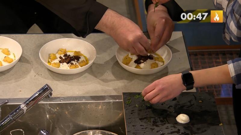 Das Dessert wird angerichtet