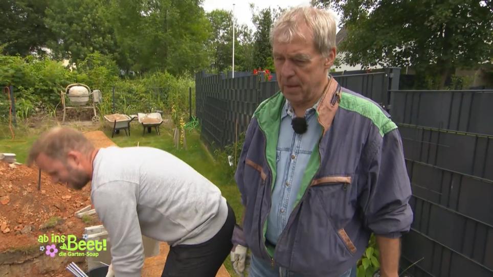 Viktor (77) schleppt an seinem Geburtstag Steine