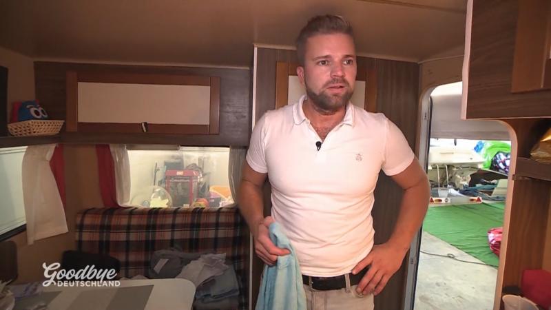 Dennis hält sich mit kleineren Jobs über Wasser