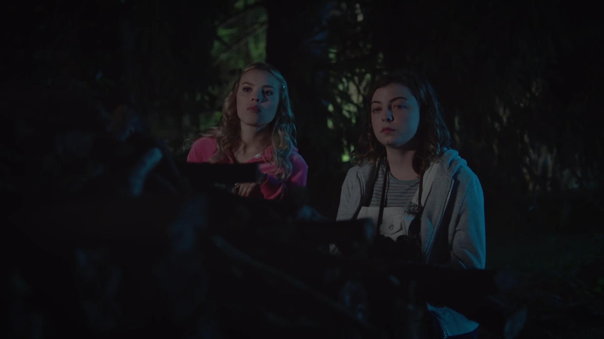 Valerie und Clara auf Beobachtungsposten