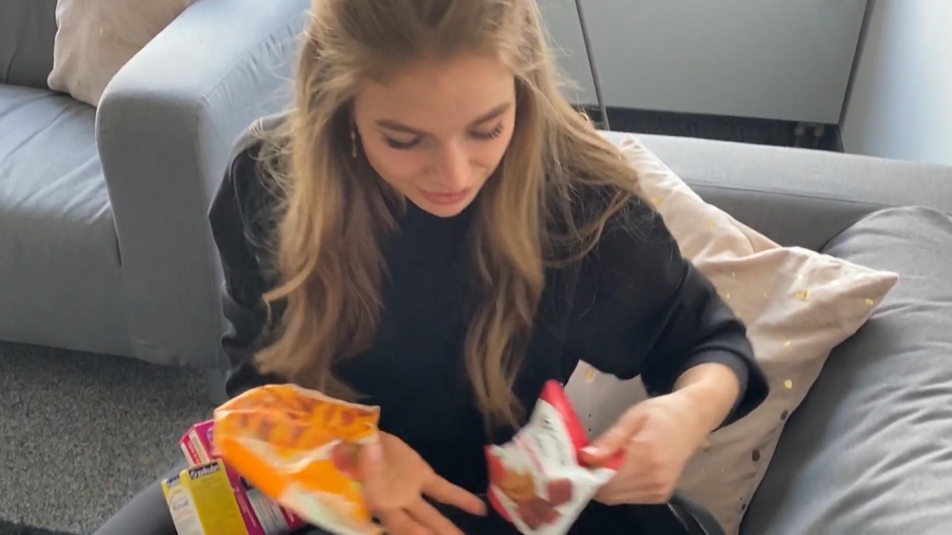 Promis zeigen, was in ihren Handtaschen steckt