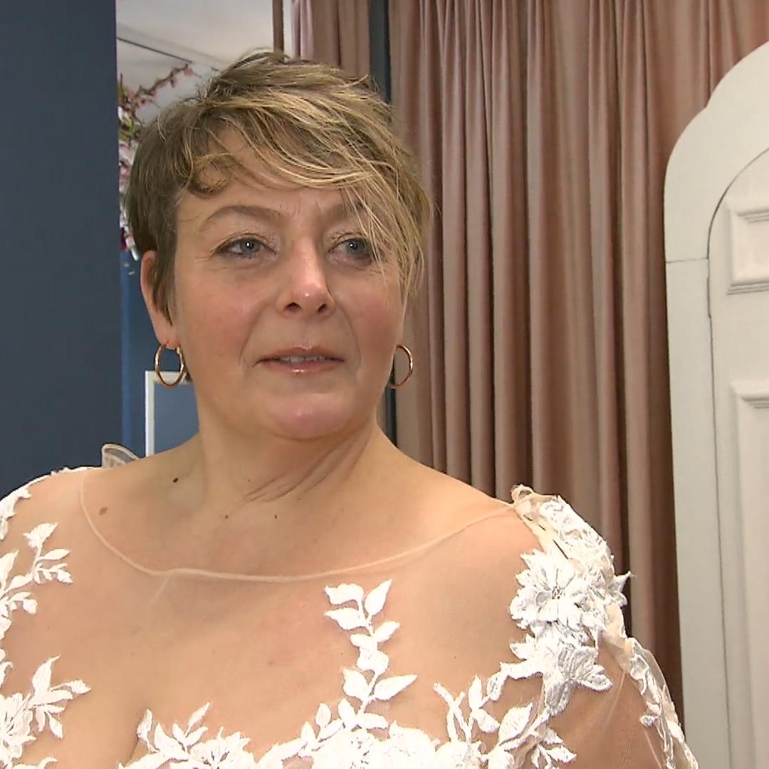 Eva sucht ein leichtes Kleid