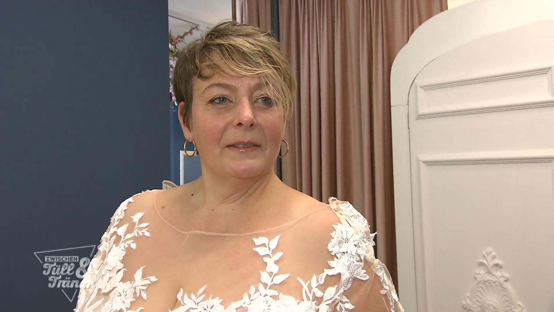 Eva sucht ein leichtes Kleid