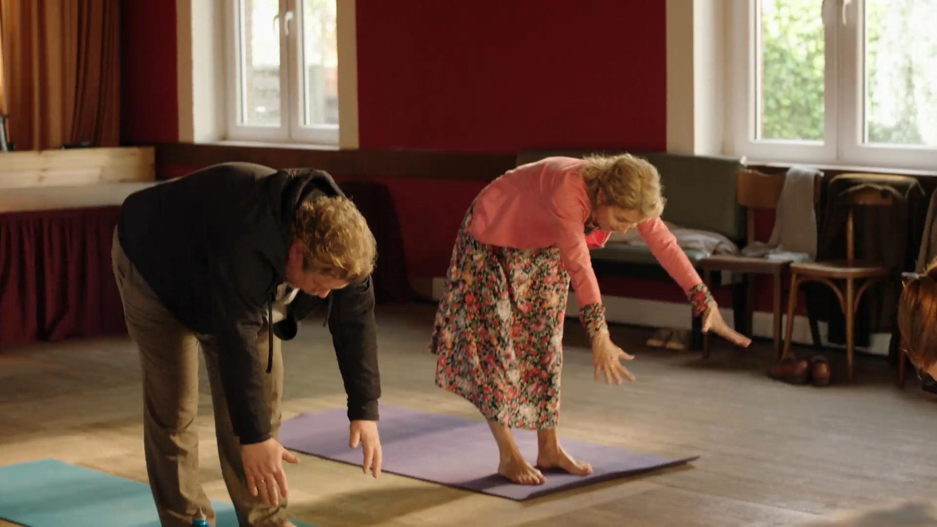 Dr. Schmieta begleitet Toni und Valerie zum Yoga
