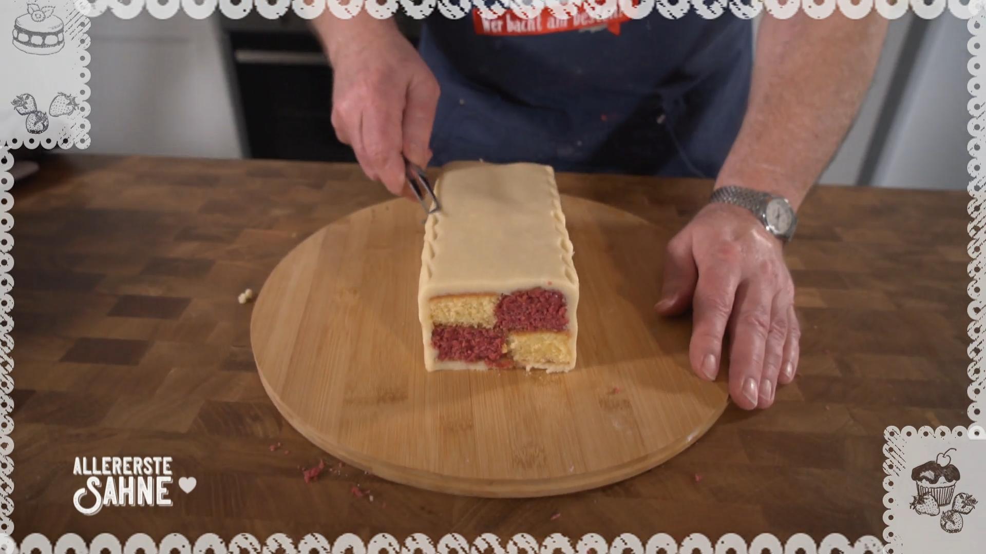 James bringt einen Schachbrett-Kuchen mit