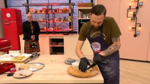 Das Marzipan muss um den Kuchen