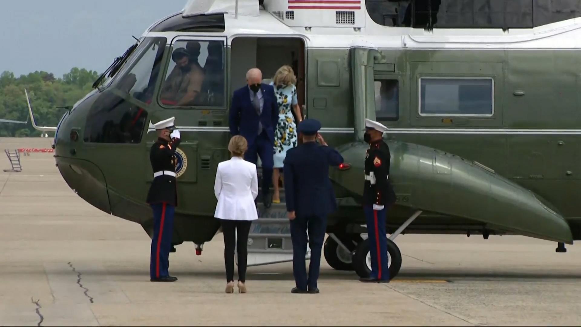 Joe Biden pflückt Pusteblume für seine Frau