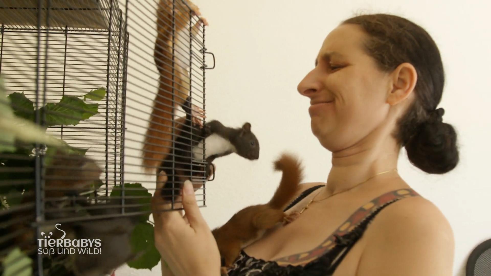 Tanja hat mit den Eichhörnchen alle Hände voll zu tun!