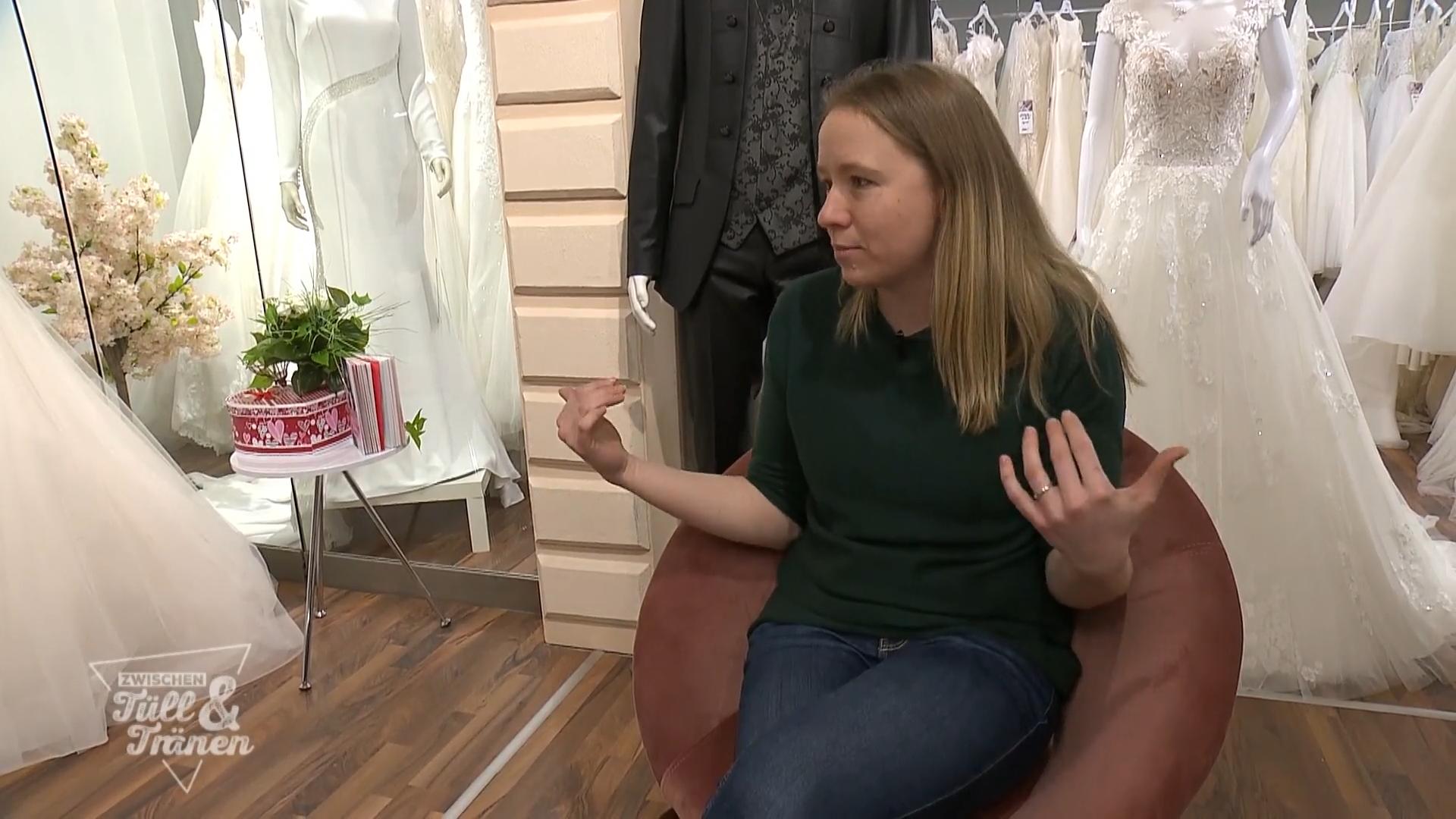 Anna möchte ein Kleid in Apricot