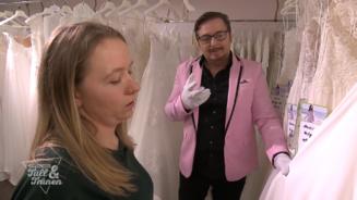 Anna sucht ein Kleid in Apricot