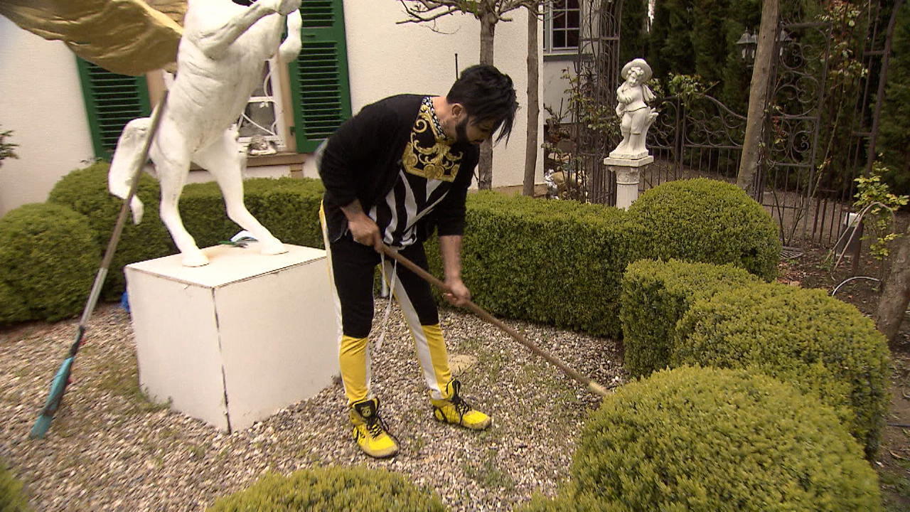 Harald Glööckler redet mit seinen Bäumen