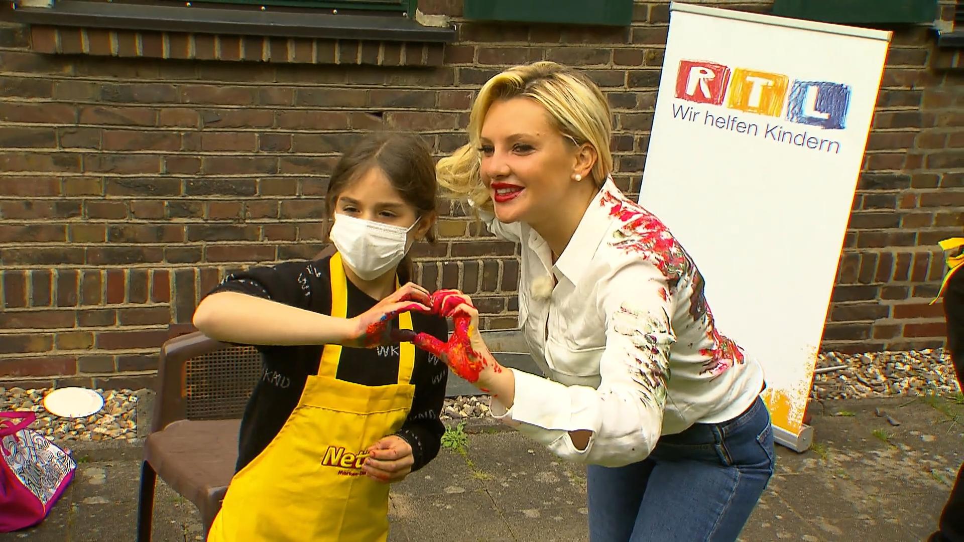 Evelyn Burdecki malt mit Kindern für den guten Zweck