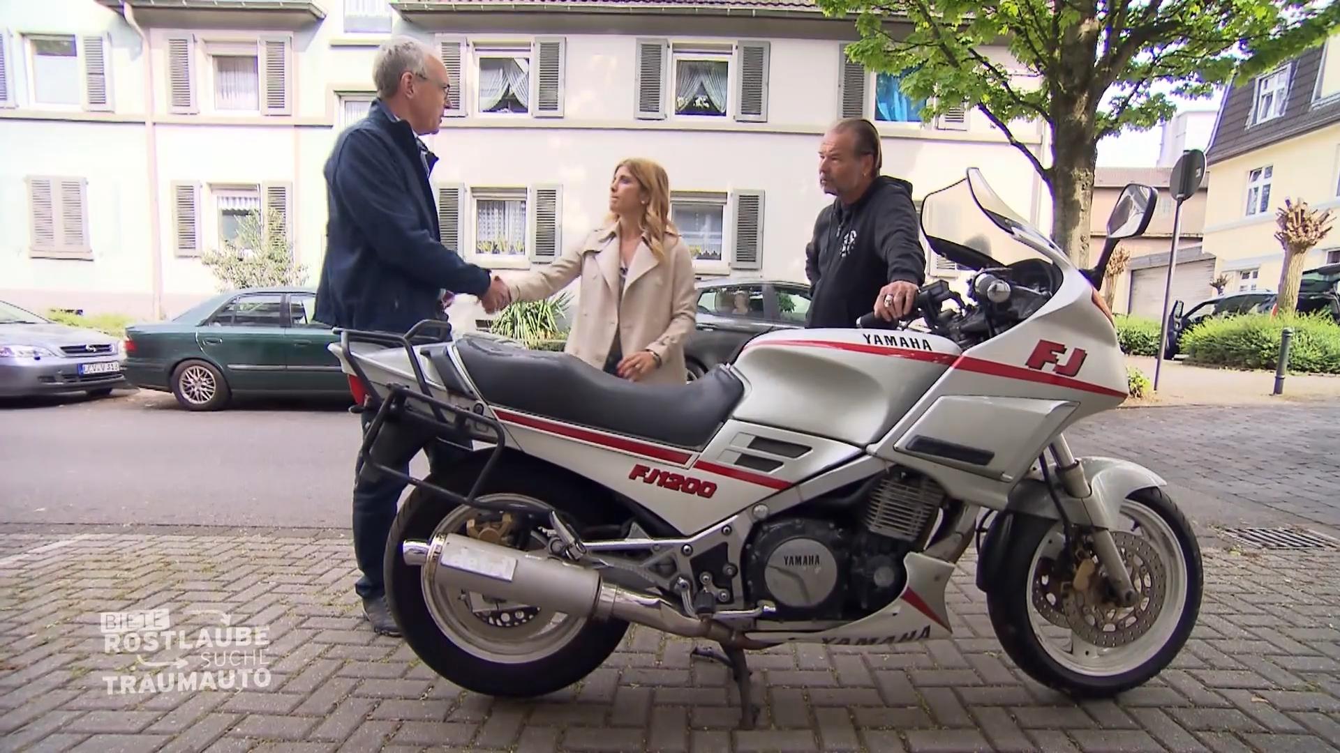 Panagiota besichtigt eine Yamaha FS1200
