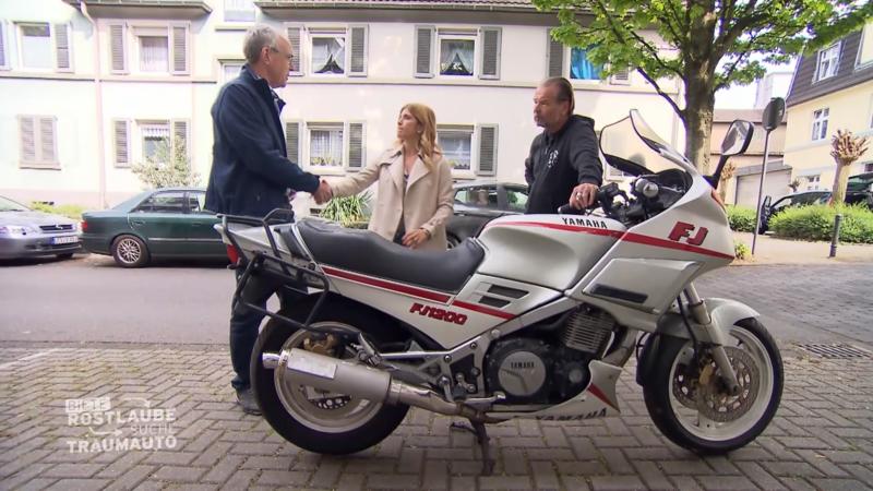 Panagiota besichtigt eine Yamaha FS1200