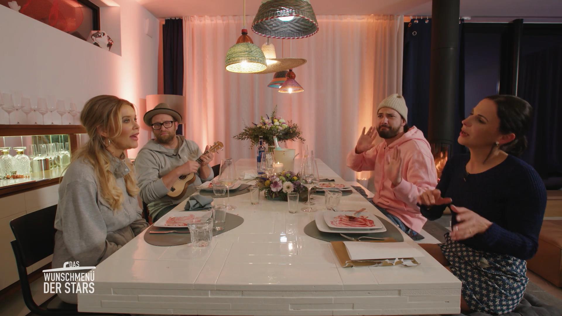 Nach seinem Dessert gibt Gregor ein Lied zum besten!