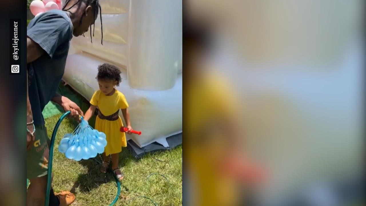 Wasserballonschlacht bei Travis Scott und Kylie Jenner