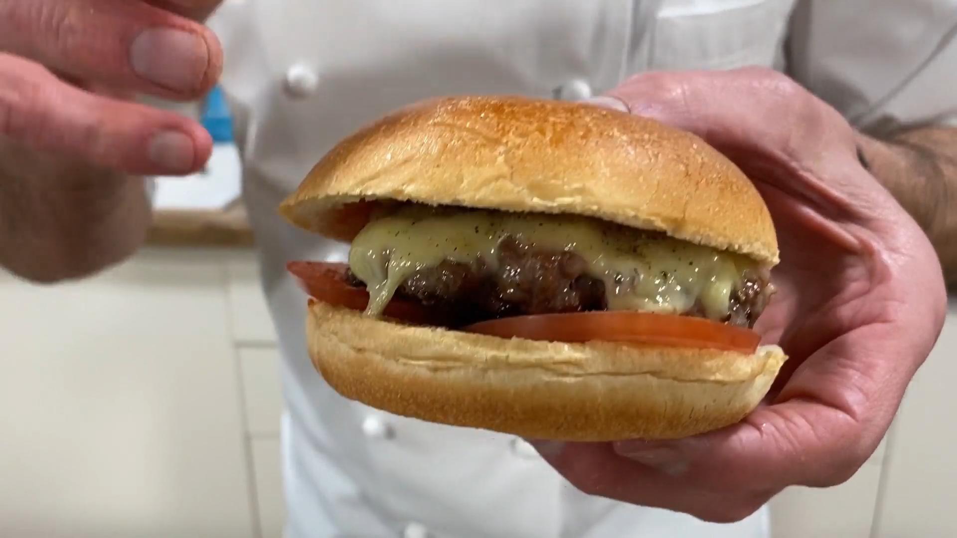 Knuspriger Cheeseburger mit Bacon
