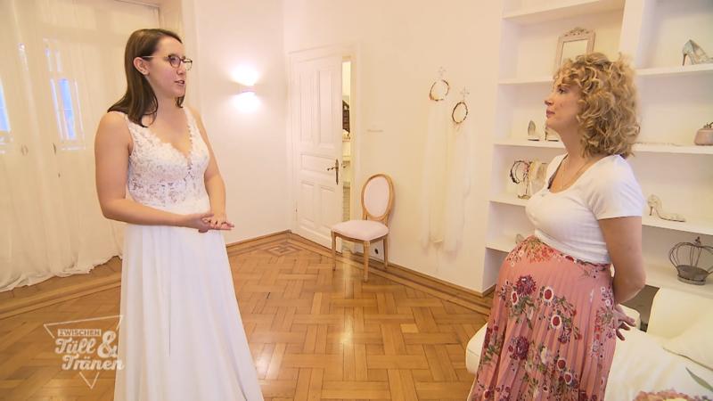 Sanna gibt Braut Henriette eine kleine Auswahl