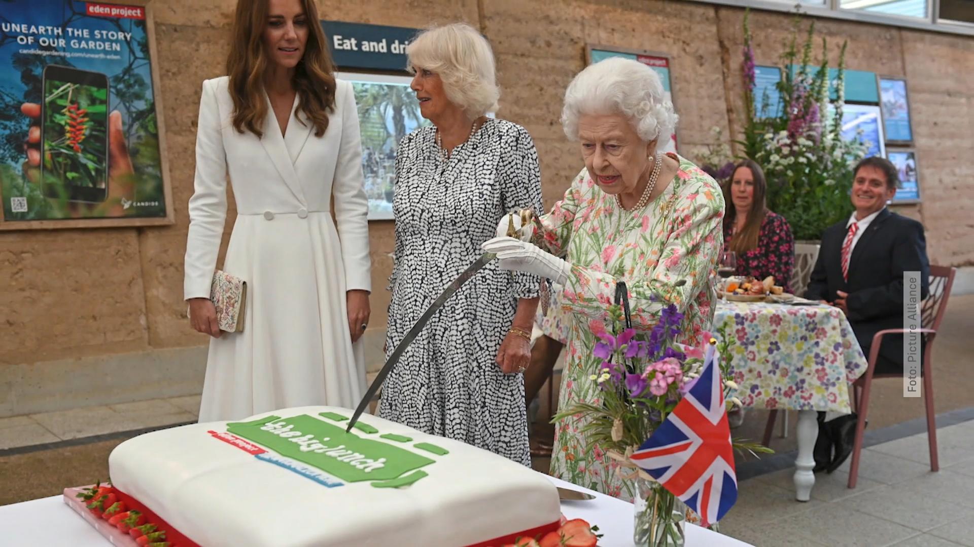 Was könnte die Queen in ihrer Handtasche haben?