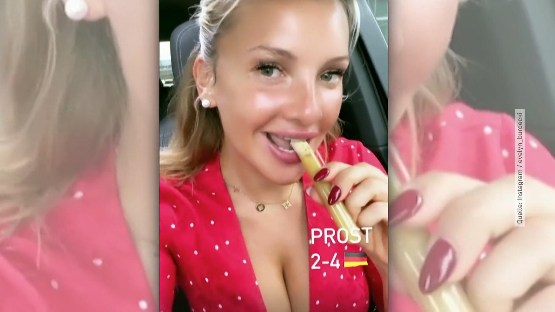 Evelyn Burdecki trinkt Shot am Steuer