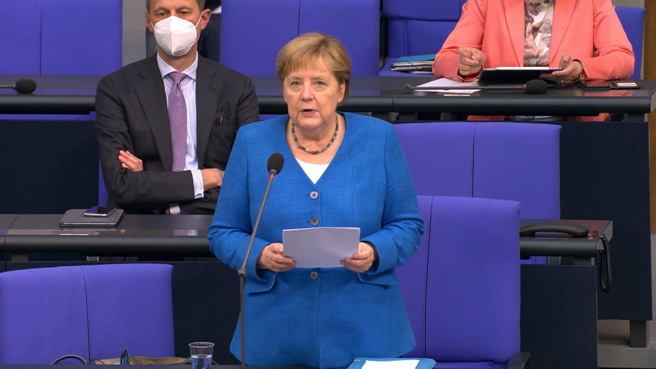 Angela Merkel spricht im Bundestag