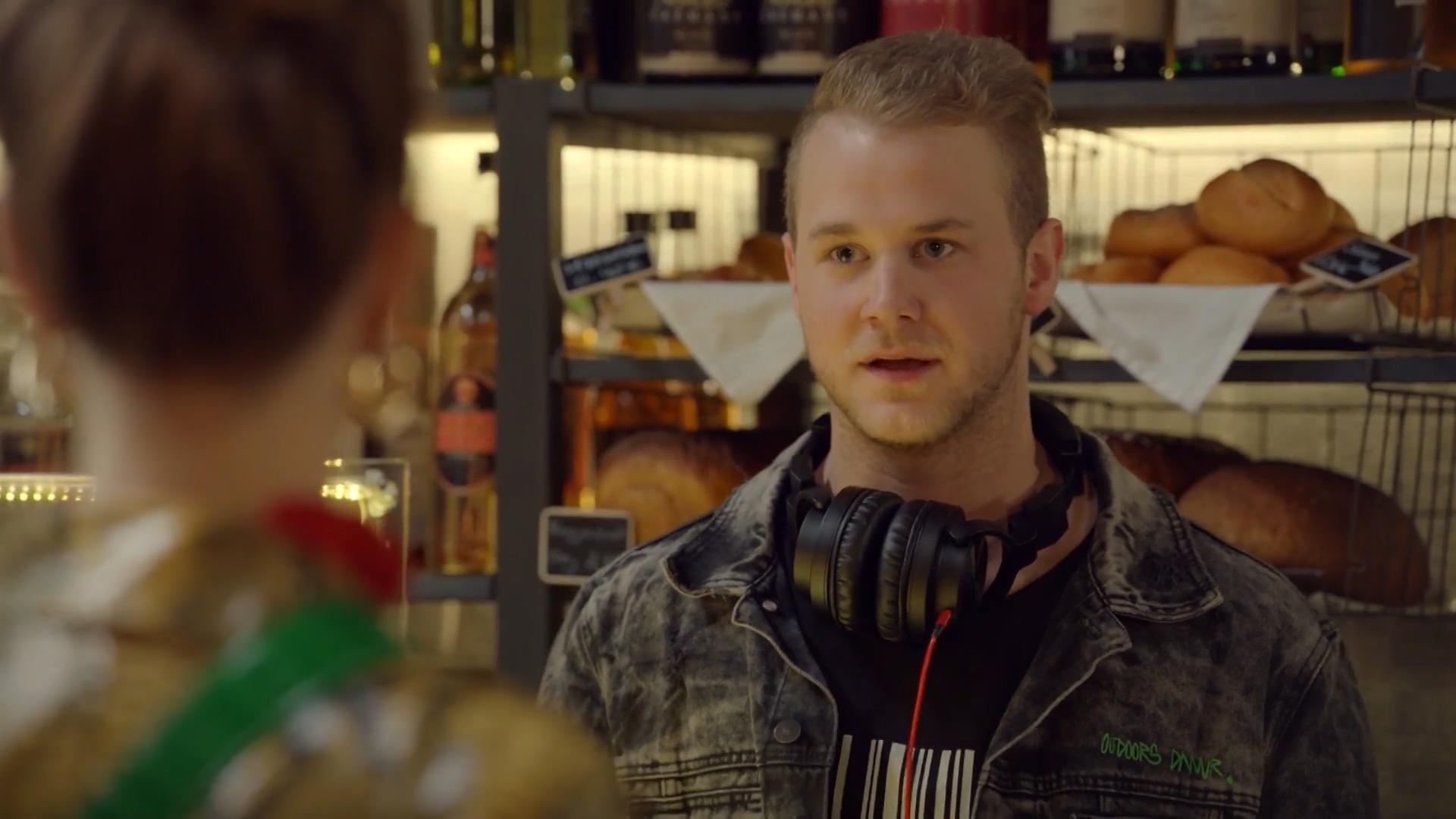 Jonas macht Sängerin Nikki eine Ansage