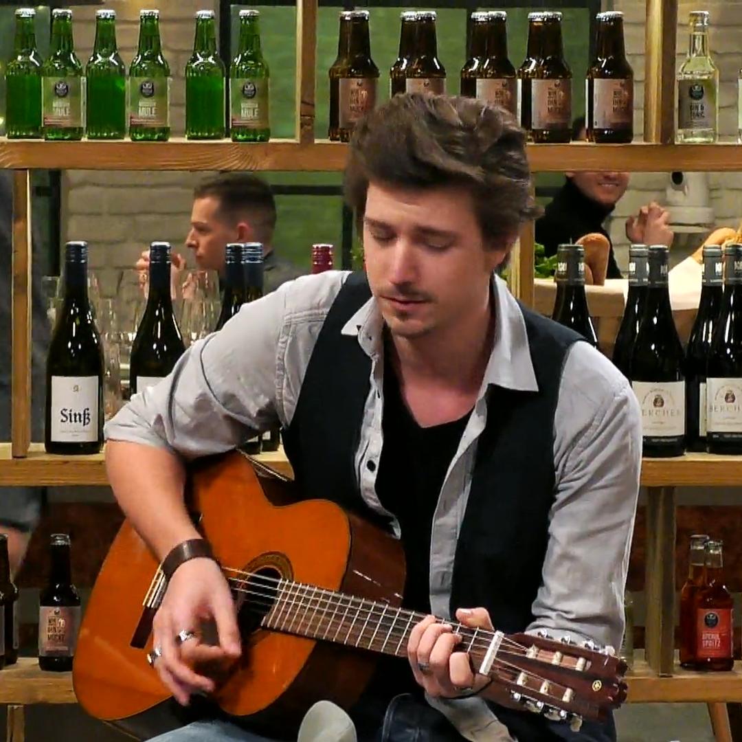 Max hat seine Gitarre dabei!