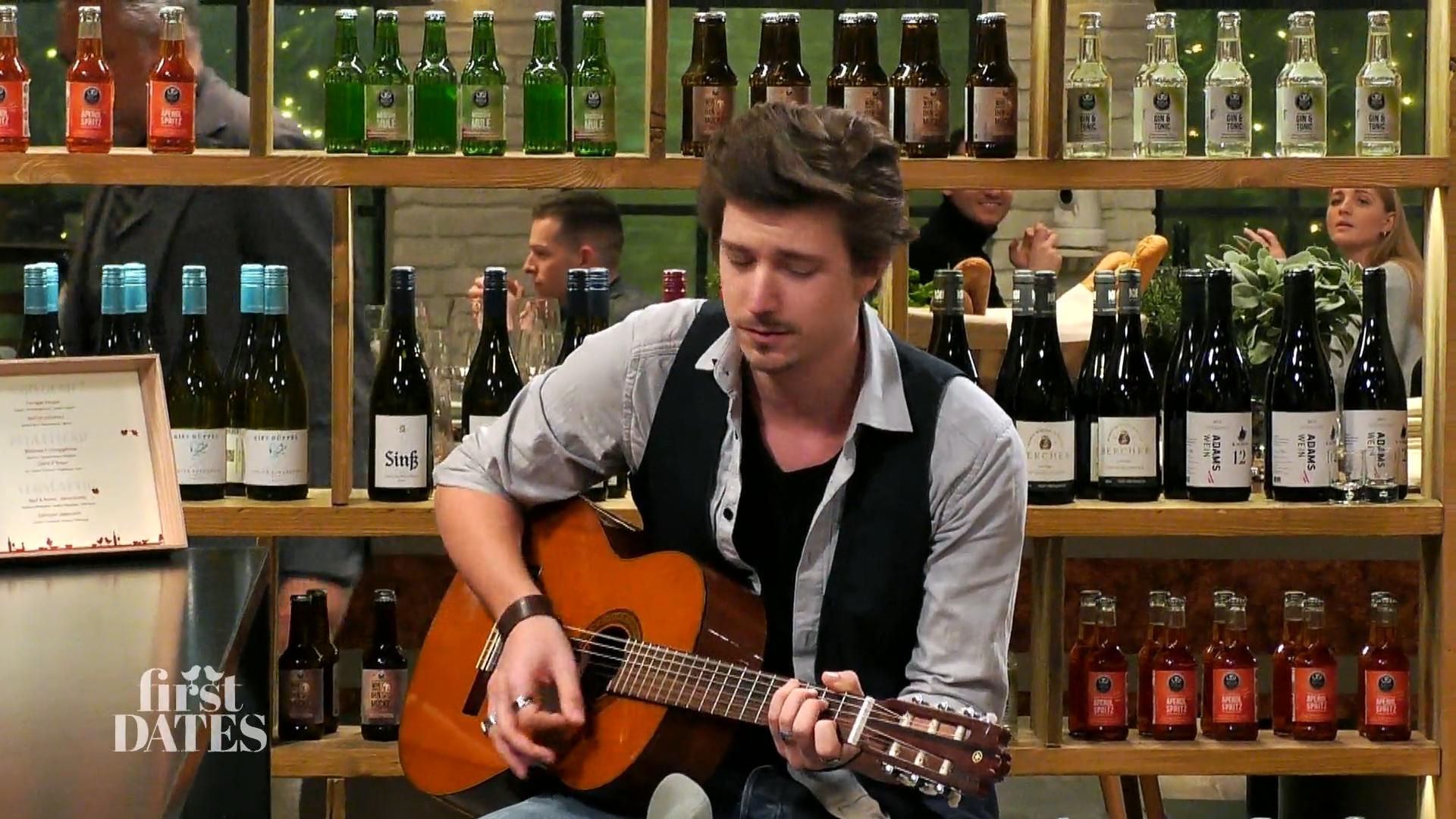 Max hat seine Gitarre dabei!