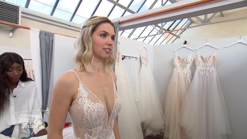 Melanie sucht ein enges Kleid
