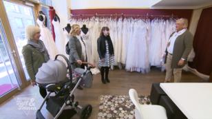 Brautkleidprobe mit Baby