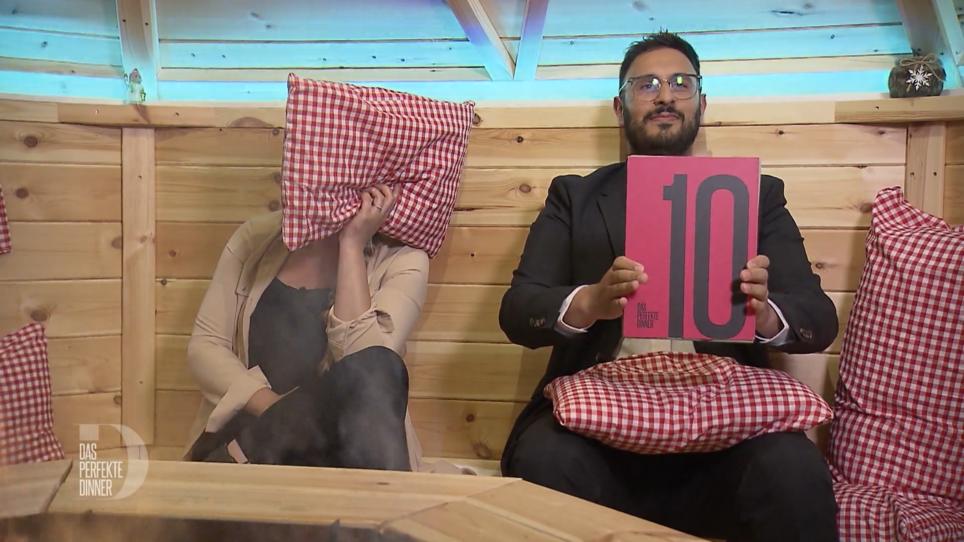 Lukas reicht als Hauptspeise Entrecôte Double am Karotten-Bohnen ...