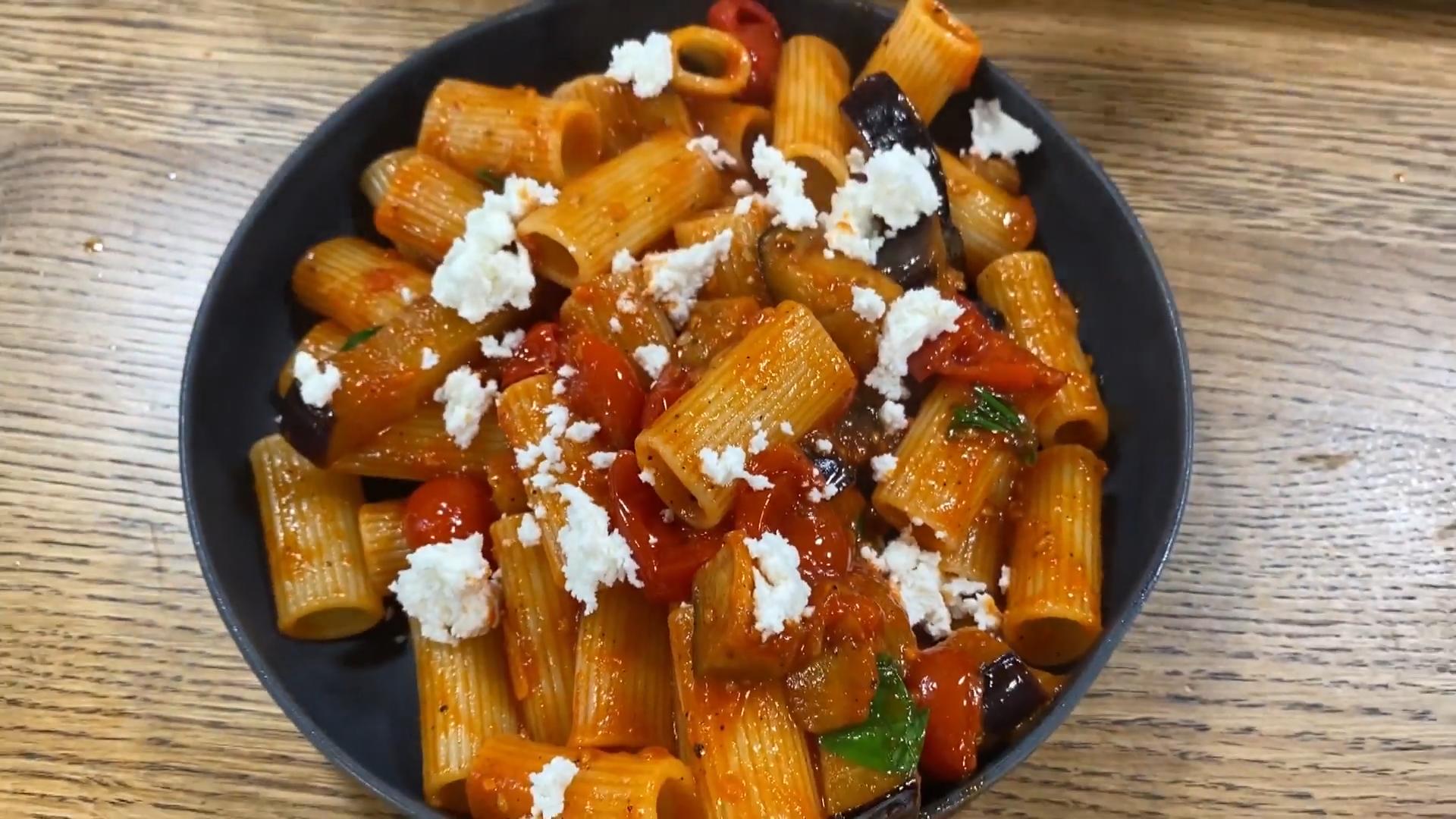 Pasta alla Norma mit Auberginen und Ricotta