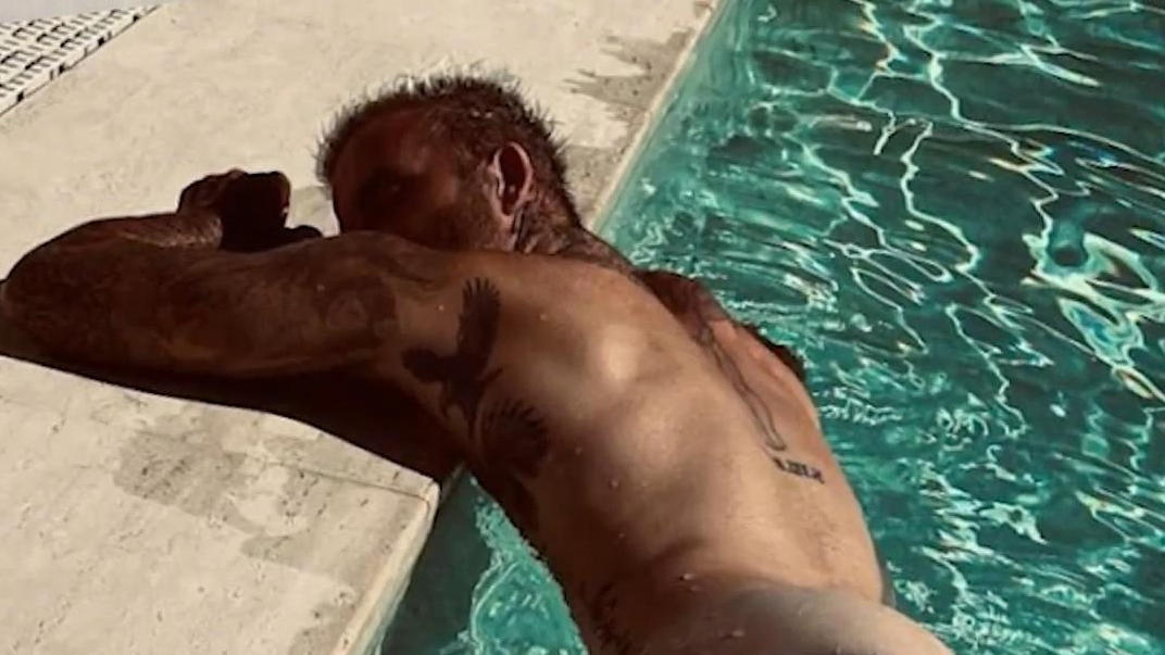 David Beckham zeigt seinen Knack-Po