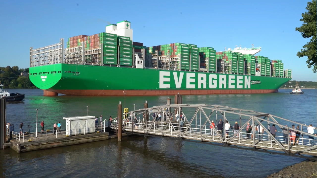 Größtes Containerschiff der Welt in Hamburg eingetroffen