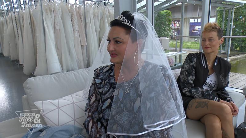 Brautmodenverkäuferin Lena ist besorgt
