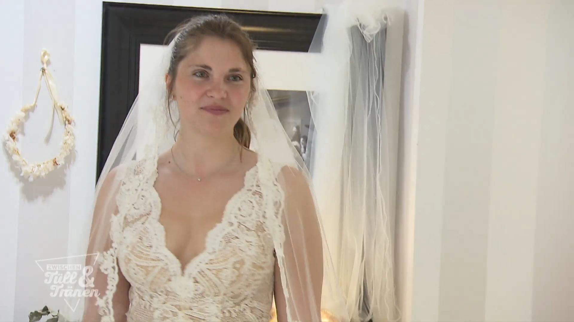 Julia hat ihr Traumkleid gefunden