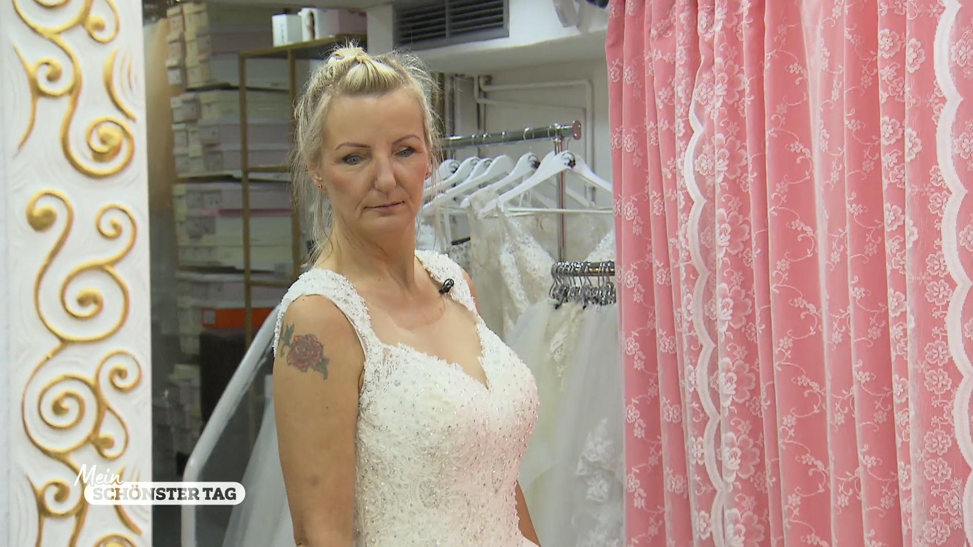 Sabine holt ihr geändertes Brautkleid ab