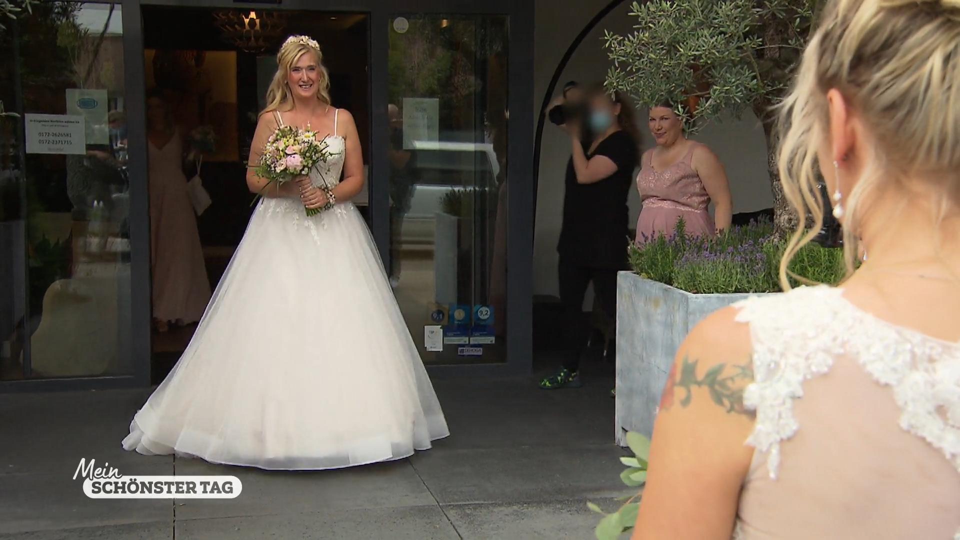 Anja und Sabine sehen sich das erste Mal als Bräute